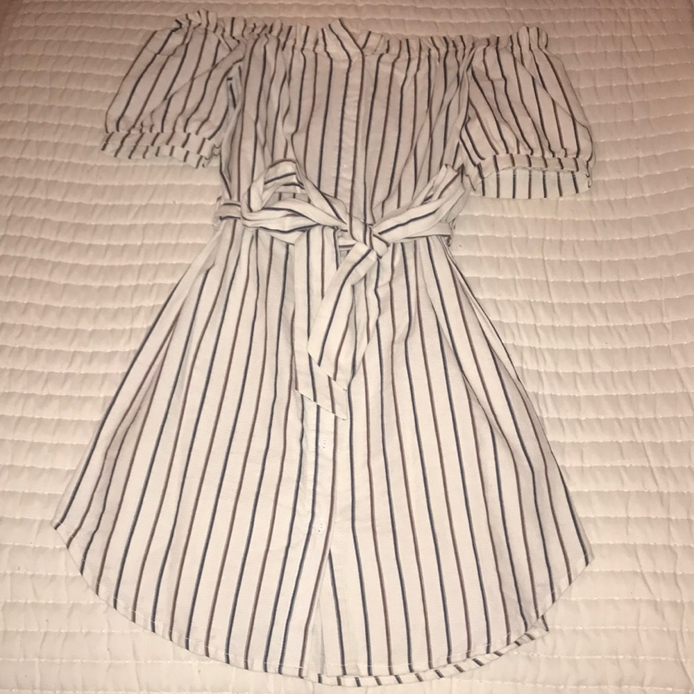 Striped, “bubble sleeve,” button down dress!